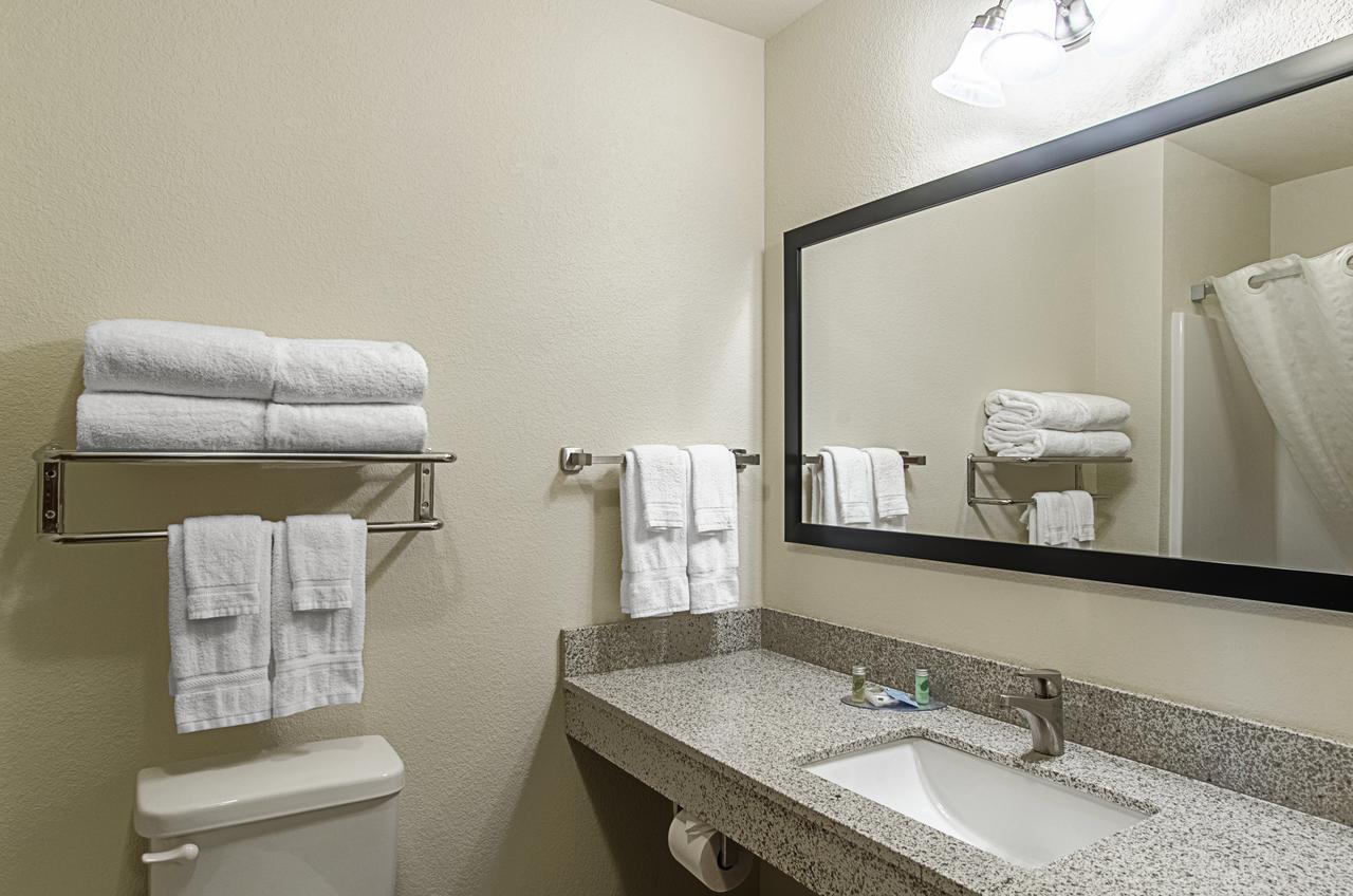 Cobblestone Inn & Suites - Guernsey Buitenkant foto