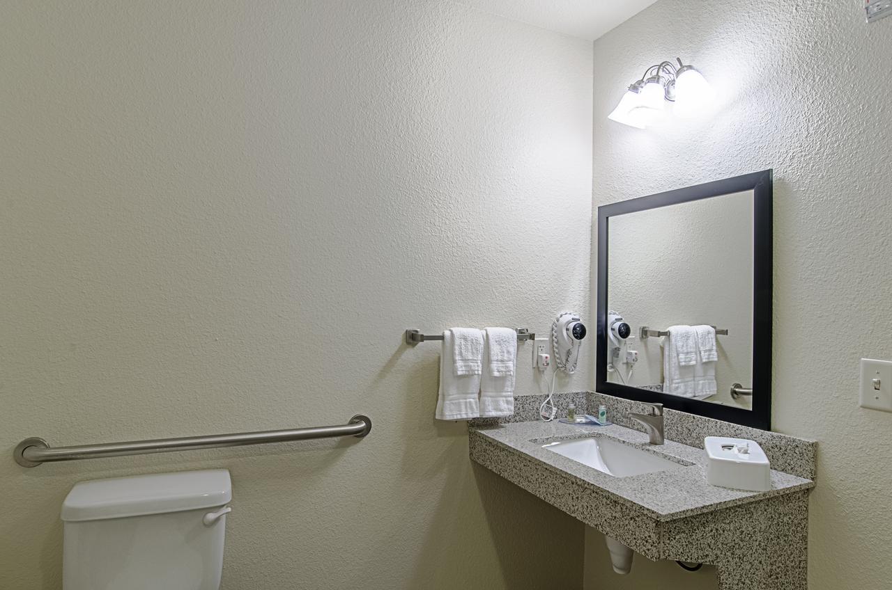 Cobblestone Inn & Suites - Guernsey Buitenkant foto